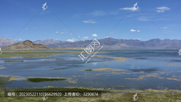 山下藍(lán)色的湖泊