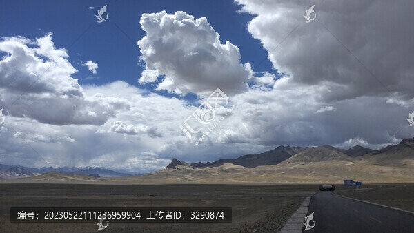 一條公路通向遠(yuǎn)方的雪山