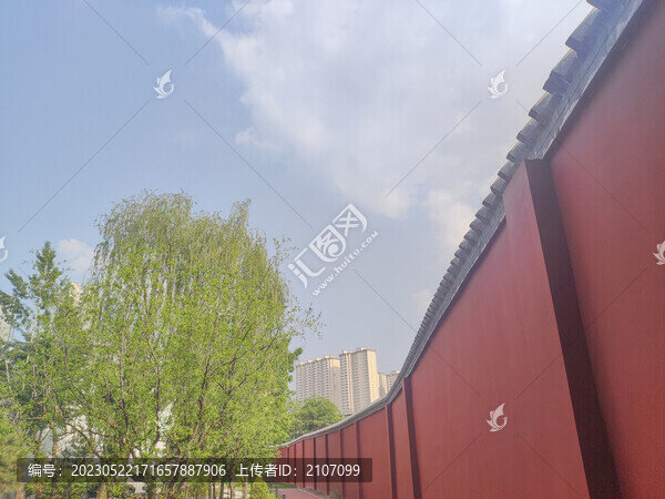 紅墻白云