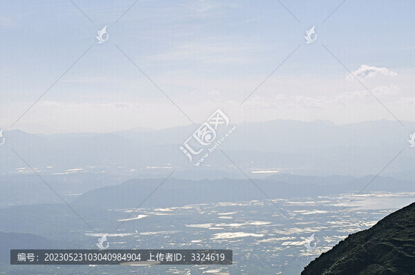 高原城鎮(zhèn)遠山