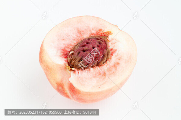 切開的水蜜桃露出果核果肉
