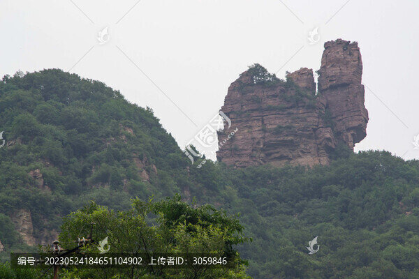 云霧繚繞的河南新鄉(xiāng)八里溝景區(qū)