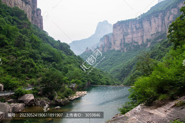云霧繚繞的河南新鄉(xiāng)八里溝景區(qū)