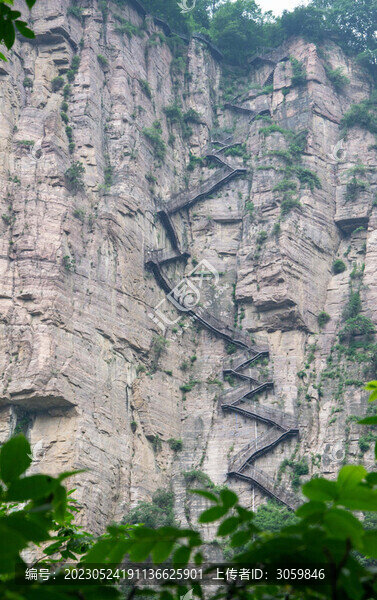 云霧繚繞的河南新鄉(xiāng)八里溝景區(qū)
