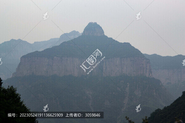 云霧繚繞的河南新鄉(xiāng)八里溝景區(qū)