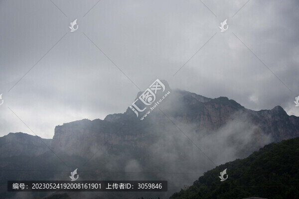 云霧繚繞的河南新鄉(xiāng)八里溝景區(qū)