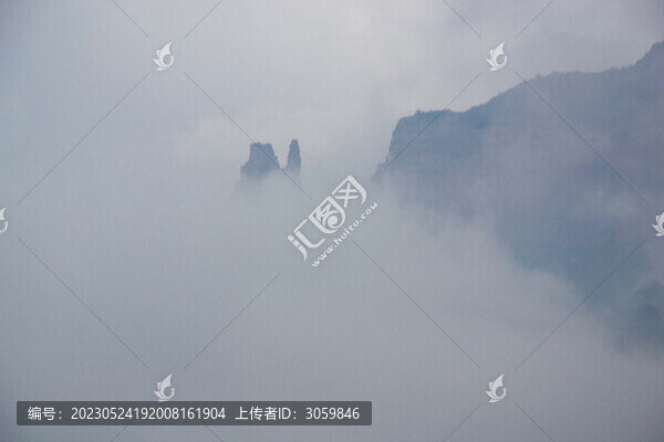 云霧繚繞的河南新鄉(xiāng)八里溝景區(qū)