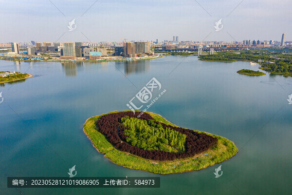 航拍愛心形小島浪漫大自然島嶼