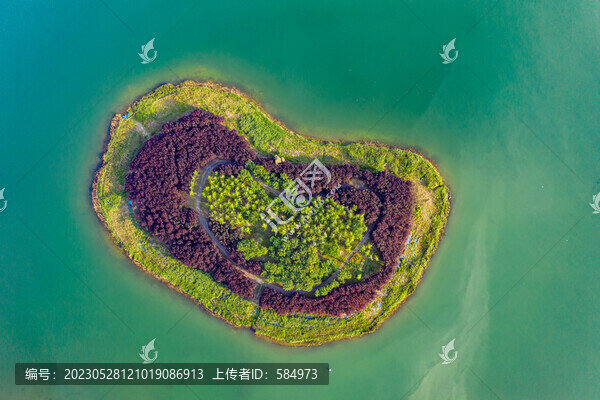 航拍愛(ài)心形小島浪漫大自然島嶼