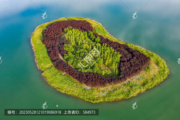 航拍愛心形小島浪漫大自然島嶼