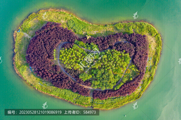 航拍愛心形小島浪漫大自然島嶼