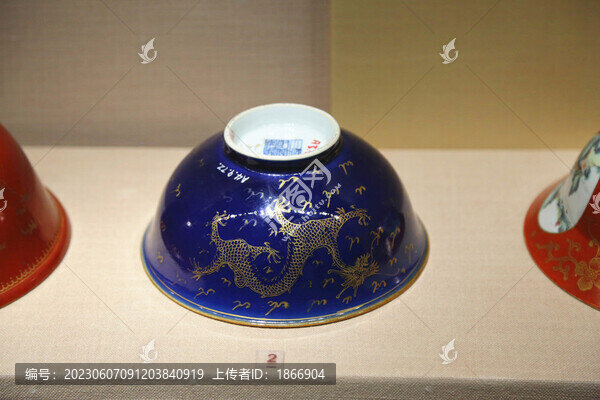 祭藍釉描金龍紋碗