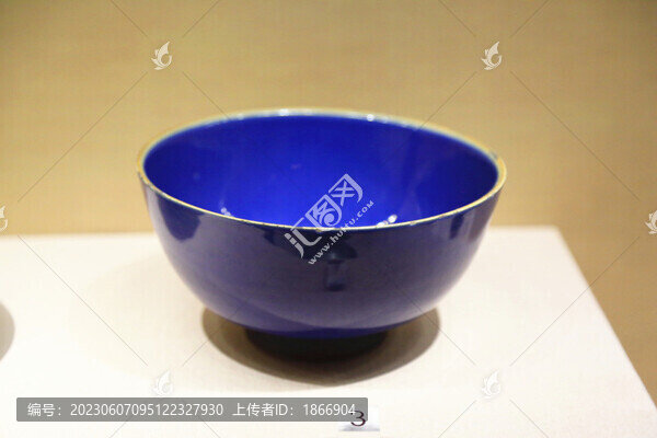 祭藍(lán)釉碗