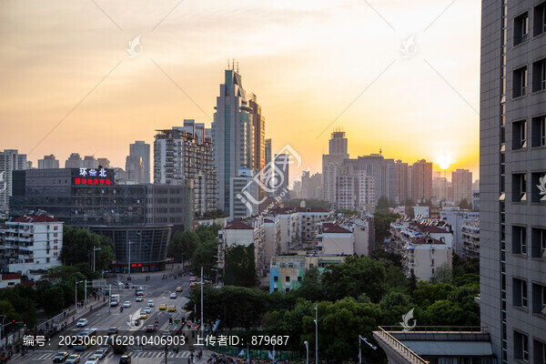 夕陽(yáng)落下城市車來(lái)車往