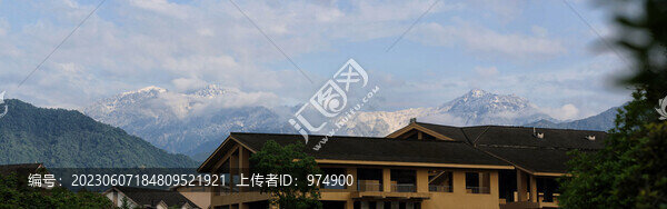 都江堰遠眺雪山