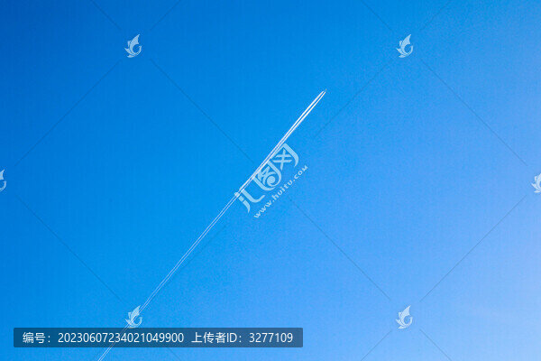 飛機(jī)在藍(lán)天下飛行的低角度