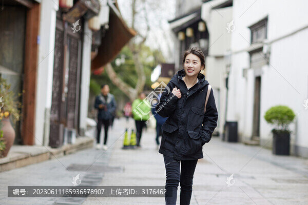 女子在旅游景點(diǎn)