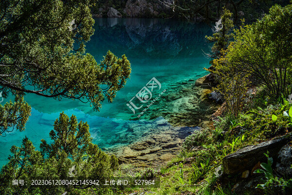 翡翠的湖水