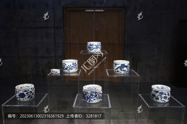 景德鎮(zhèn)青花瓷排列特寫