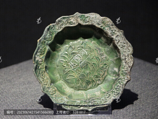 景德鎮(zhèn)釉色瓷盤特寫