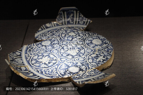 景德鎮(zhèn)青花瓷瓷盤(pán)碎片特寫(xiě)