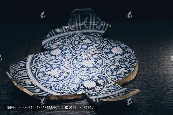 景德鎮(zhèn)青花瓷瓷盤碎片特寫