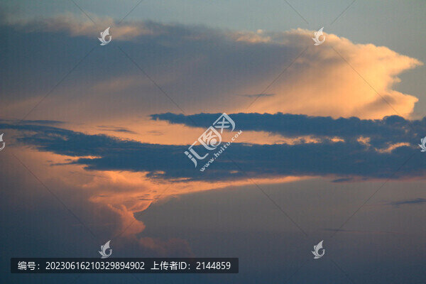 傍晚橘紅色的天空