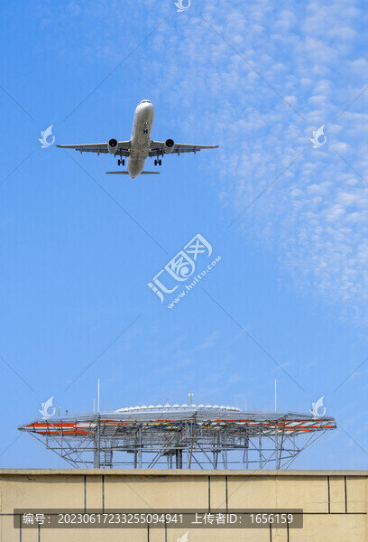 空中的飛機(jī)和降落平臺