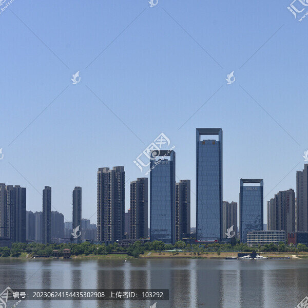 長沙湘江江畔的現(xiàn)代建筑群