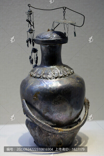 鎏金鏨花銀舍利瓶