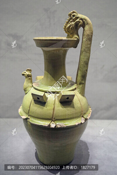 青釉蓮瓣紋龍柄雞首壺
