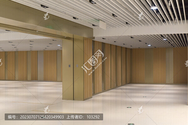 尚在空置狀態(tài)的商鋪隔間