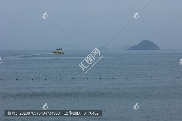 船行駛在海面