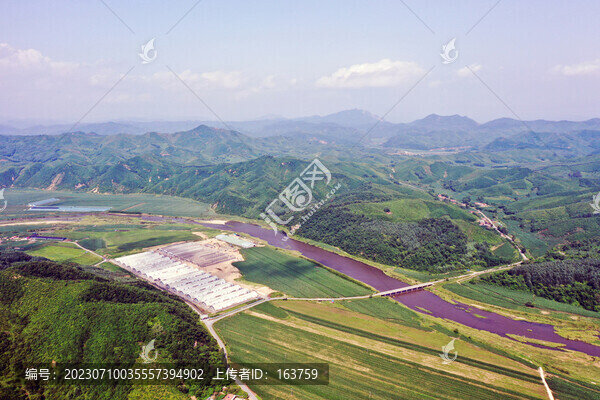 航拍夏日河谷
