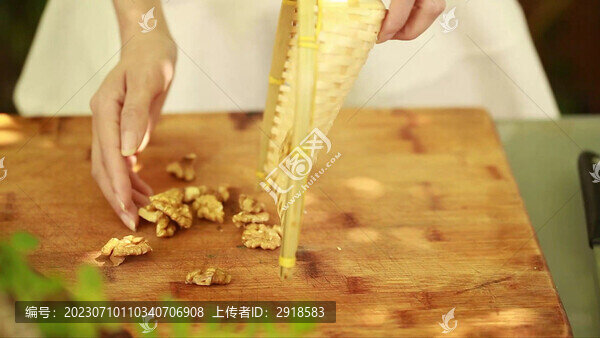 搟面杖碾碎核桃仁