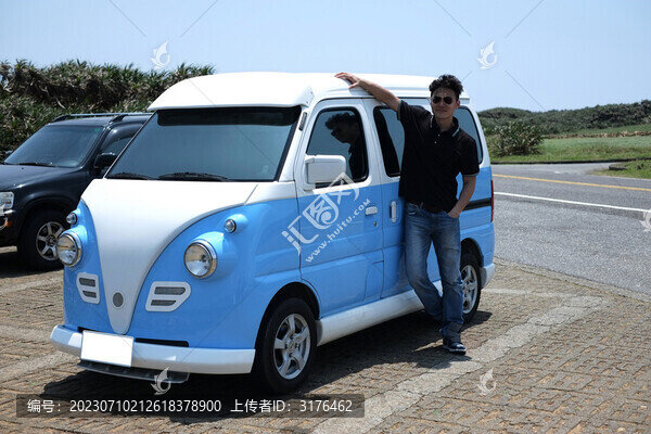 青年男子汽車