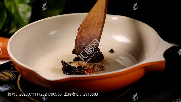 平底鍋炒制炸醬拌飯醬