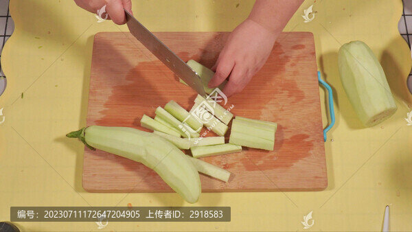茄子長茄子去皮切條腌制制作