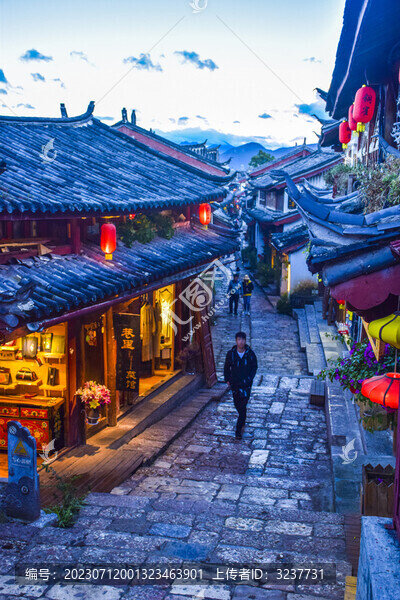 云南麗江古城黃昏的街道