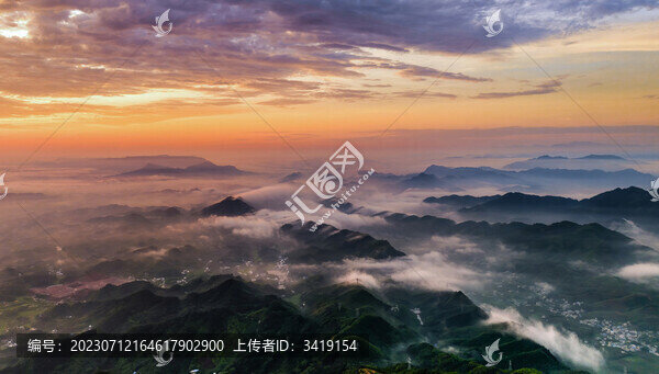 云霧鎖山巒