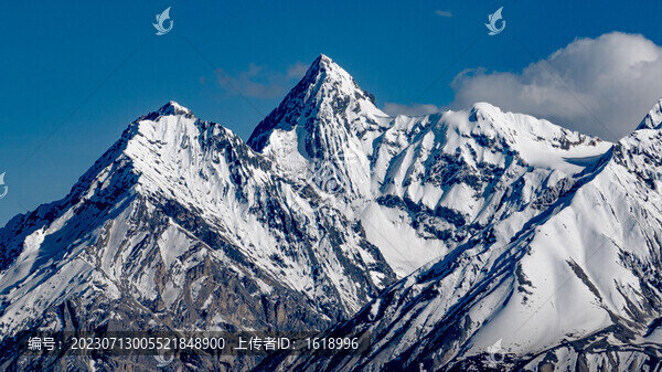 然烏湖畔的雪山