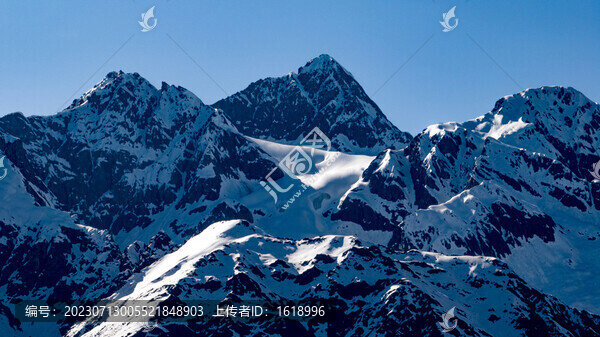 然烏湖畔的雪山