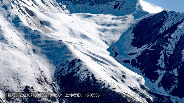 然烏湖畔的雪山