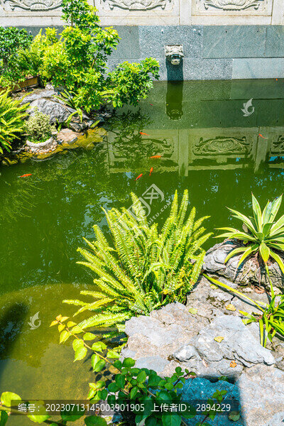 寺廟前的水池