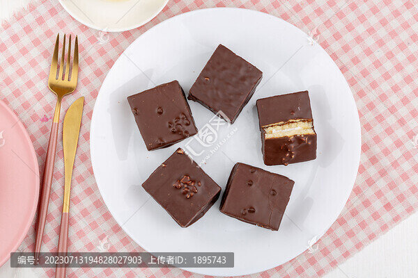 堅(jiān)果味巧克力涂層蛋糕