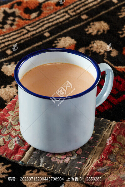 蒙古杯裝奶茶