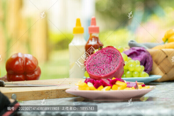 戶外野炊制作水果沙拉