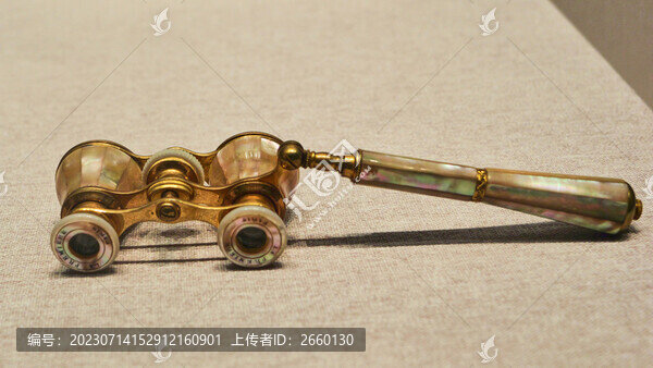 法國(guó)鑲貝殼有把望遠(yuǎn)鏡