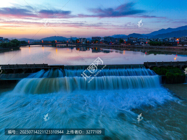 日落下的流水瀑布與城市