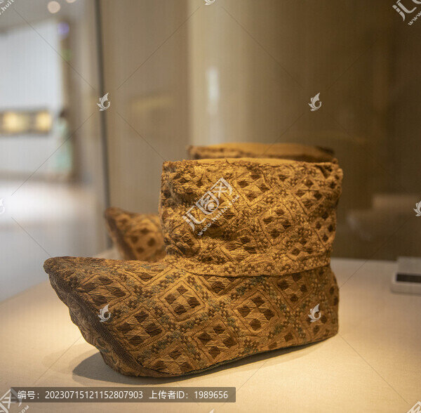 北朝黃地彩繡方格紋靴